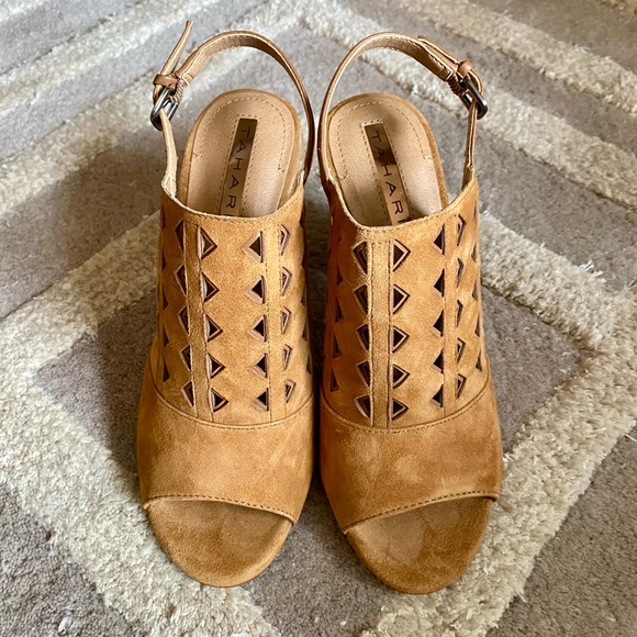 Tahari Marvel High Heel Slingback Camel Suede cutout Design Sandals US 5.5 - Picture 3 of 10